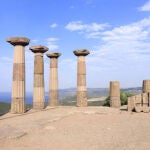 Las columnas del antiguo Templo de Atenea en Aso (Turquía)