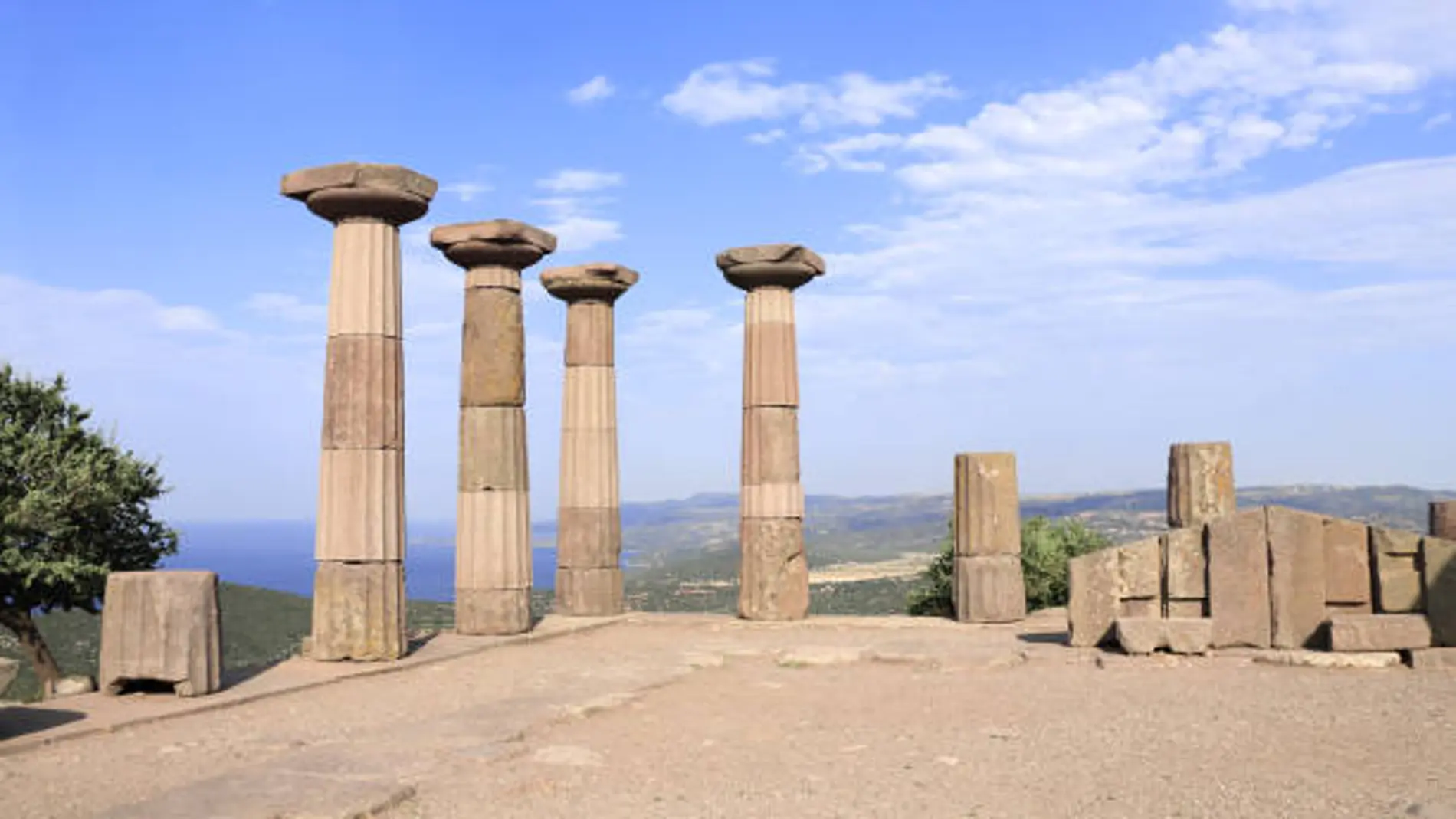 Las columnas del antiguo Templo de Atenea en Aso (Turquía)