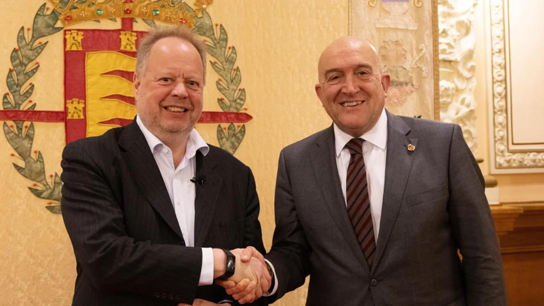 El alcalde de Valladolid, Jesús Julio Carnero, estrecha la mano al presidente de Inobat, Andy Palmer