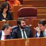 El presidente Alfonso Fernández Mañueco conversa con García-Gallardo y González Gago durante el pleno