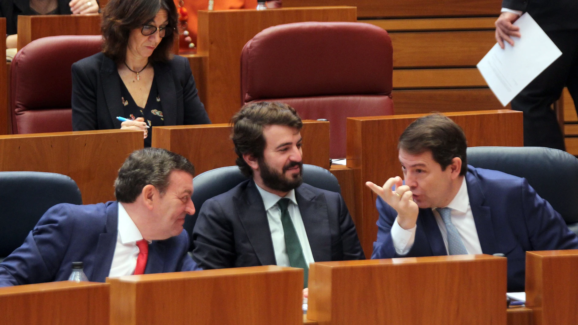 El presidente Alfonso Fernández Mañueco conversa con García-Gallardo y González Gago durante el pleno