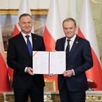 El presidente polaco, Andrzej Duda, y el primer ministro, Donald Tusk, en el juramento del nuevo Gobierno