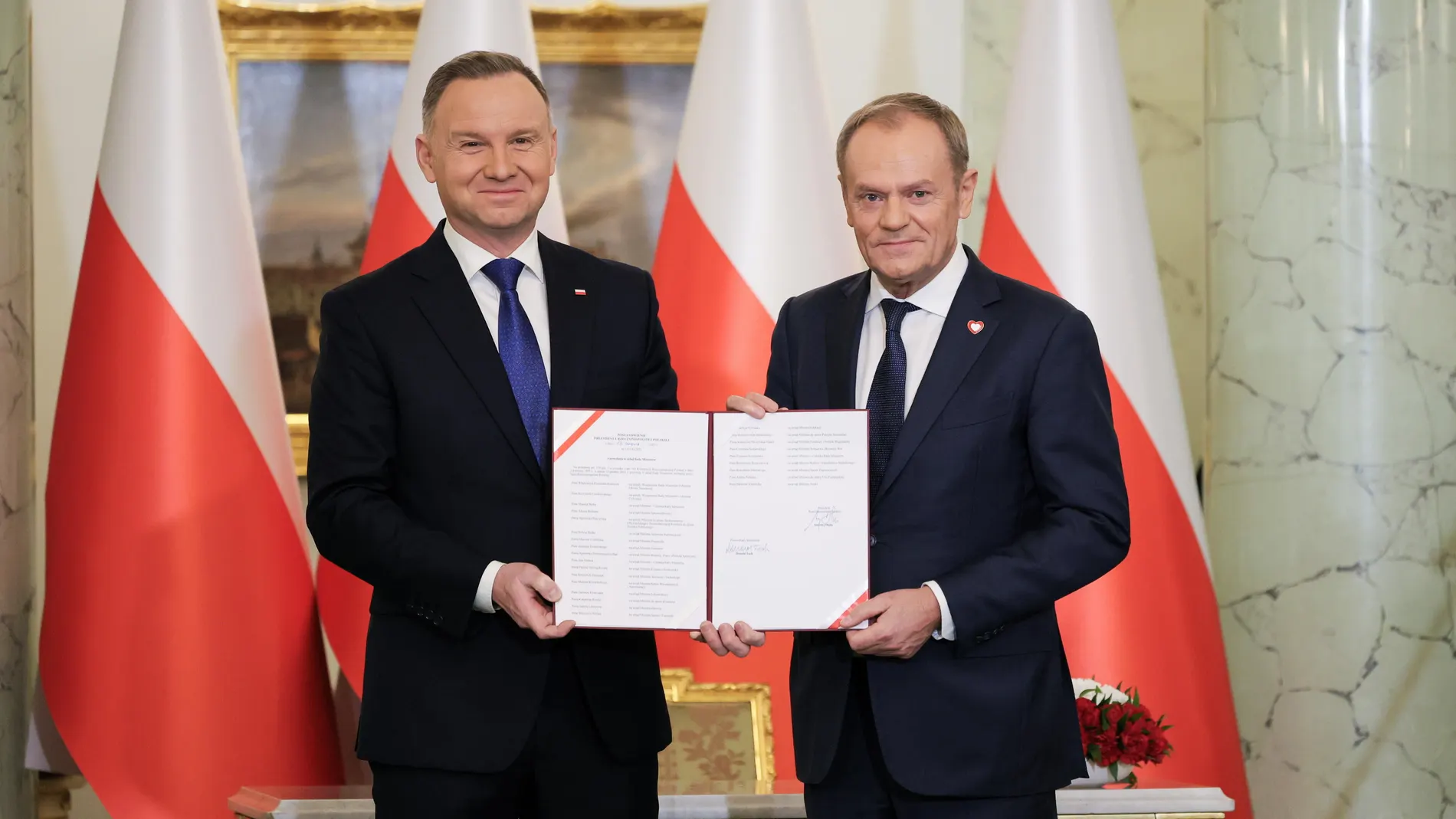 Warsaw (Poland), 13/12/2023.- Poland's President Andrzej Duda (L) appoints Donald Tusk (R) for Polish Prime Minister in the new government during a ceremony at the Presidential Palace in Warsaw, Poland, 13 December 2023. (Polonia, Varsovia) EFE/EPA/PAWEL SUPERNAK POLAND OUT