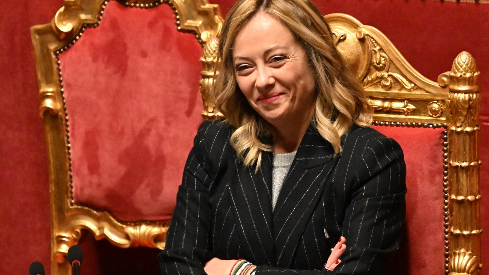 Roma (Italy), 13/12/2023.- Italian Prime Minister Giorgia Meloni writes attends a session in the Senate, in Rome, Italy, 13 December 2023. Meloni reported to the upper house ahead of the European Council taking place in Brussels on 14 and 15 December. (Italia, Bruselas, Roma) EFE/EPA/CLAUDIO PERI 