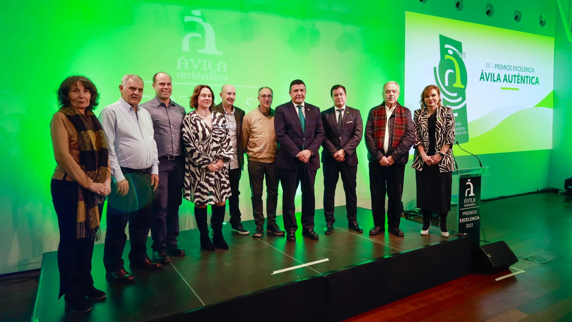 El presidente de la Diputación de Ávila, Carlos García, junto a los empresarios galardonados por Ávila Auténtica