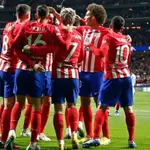 Jugadores del Atlético de Madrid haciendo una piña