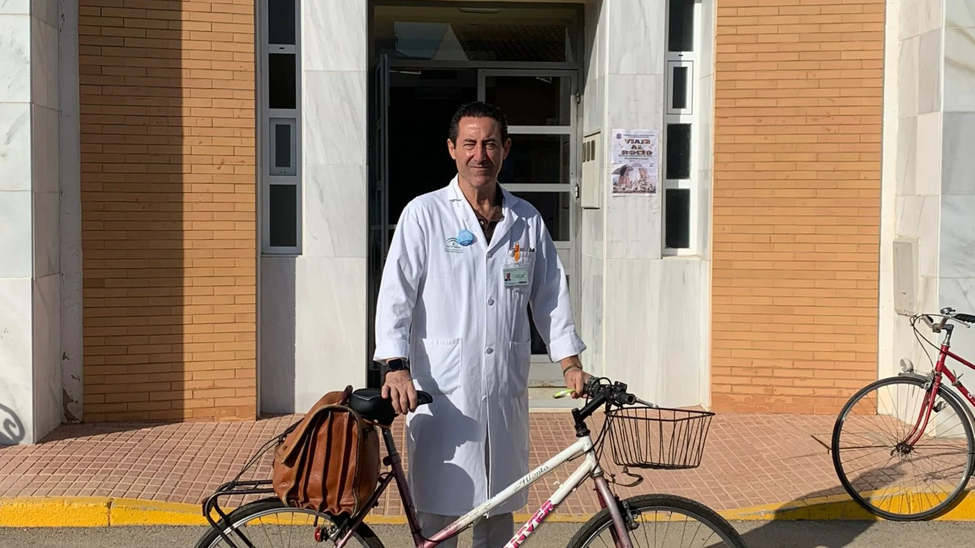 Ángel López es médico en el municipio de Cañada Rosal (Sevilla)