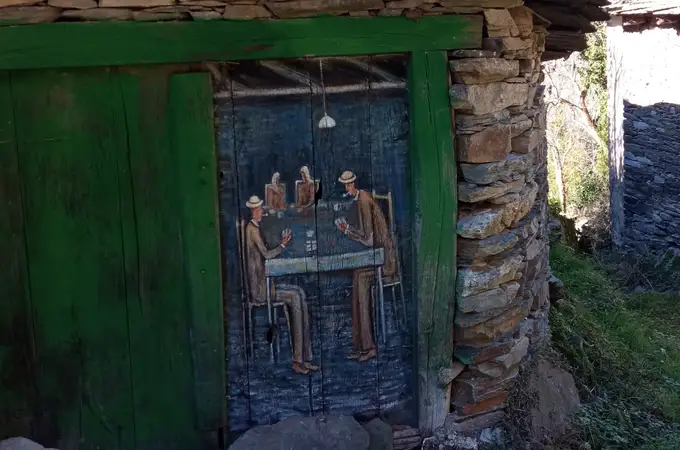 La artista de 70 años que transforma una aldea gallega en un museo al aire libre