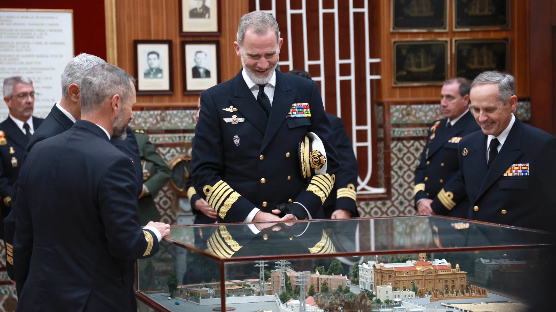 El Rey Felipe VI visita la biblioteca de la Escuela de Suboficiales de la Armada (ESUBO). A 14 de diciembre de 2023 en San Fernando, Cádiz (Andalucía, España). Su majestad El Rey Felipe VI ha visitado en la mañana de este jueves la Escuela de Suboficiales de la Armada en San Fernando, donde ha conocido las instalaciones y las aulas y ha recibido una visita guiada del Panteón de marinos ilustres.14 DICIEMBRE 2023Rocío Ruz / Europa Press14/12/2023