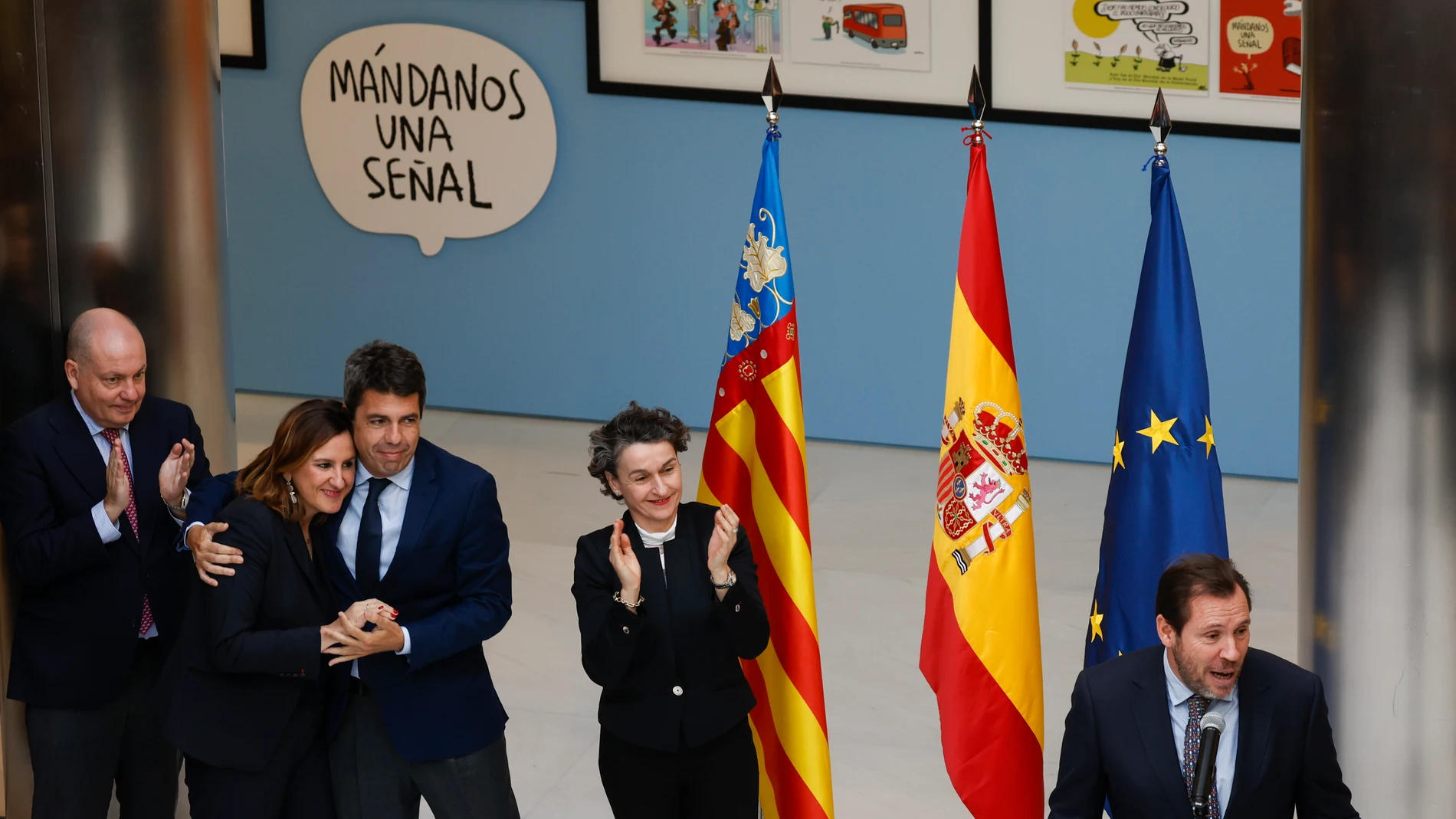 El ministro de Transportes, Óscar Puente (d), el president de la Generalitat, Carlos Mazón (3º i), la alcaldesa, María José Catalá, y la presidenta de la Autoridad Portuaria, Mar Chao (c)