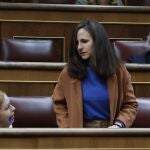 La líder de Podemos, Ione Belarra (d), en la sesión de control al Ejecutivo el miércoles en el Congreso.