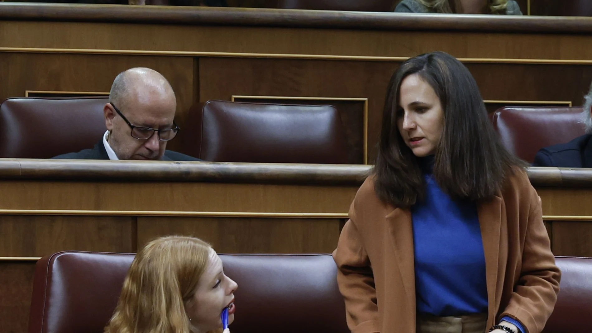 La líder de Podemos, Ione Belarra (d), en la sesión de control al Ejecutivo el miércoles en el Congreso.