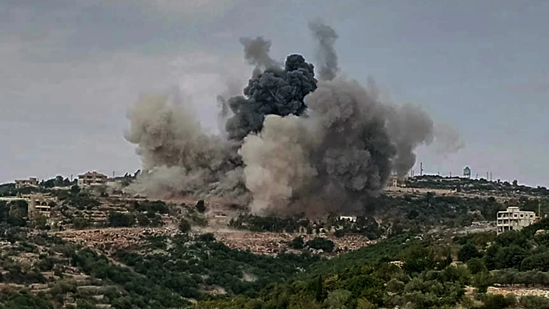 O.Próximo.- Israel bombardea "edificios militares" de Hezbolá en el sur de Líbano