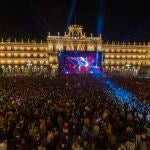  La plaza mayor acogió un año más a miles de estudiantes para celebrar la nochevieja universitaria