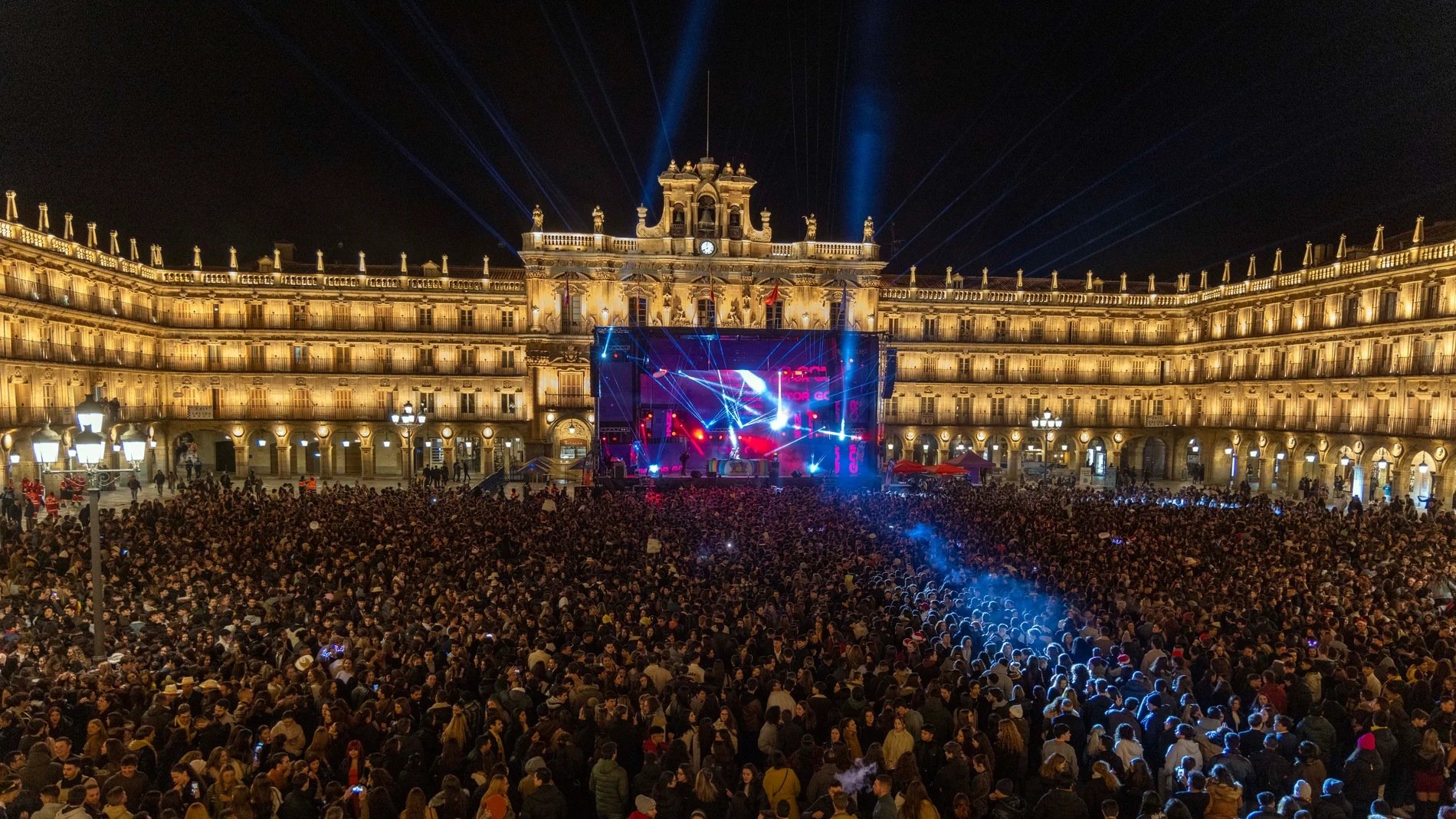 La plaza mayor acogió un año más a miles de estudiantes para celebrar la nochevieja universitaria