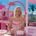 Fotografía cedida por Warner Bros donde aparece la actriz Margot Robbie durante un fragmento de la película "Barbie".