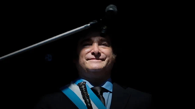 El presidente argentino, Javier Milei, sale al balcón de la Casa Rosada tras su toma de posesión