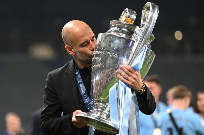 Guardiola besa el trofeo de la Champions conquistado con el City