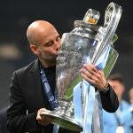 Guardiola besa el trofeo de la Champions conquistado con el City
