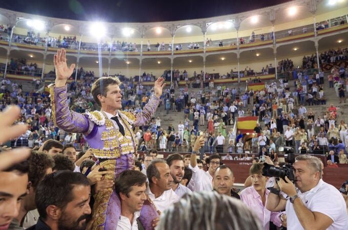 El diestro Borja Jiménez sale a hombros a la finalización de la corrida celebrada este Domingo en la plaza de toros de Las Ventas, en Madrid, incluida en la Fería de Otoño. 