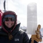 La geóloga glacial Allie Balter-Kennedy sostiene un núcleo de hielo extraído en Groenlandia.