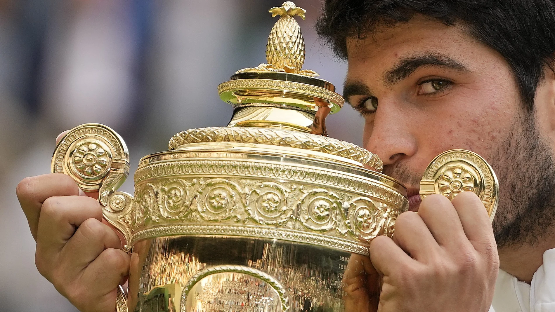 Carlos Alcaraz besa el título de campeón en Wimbledon