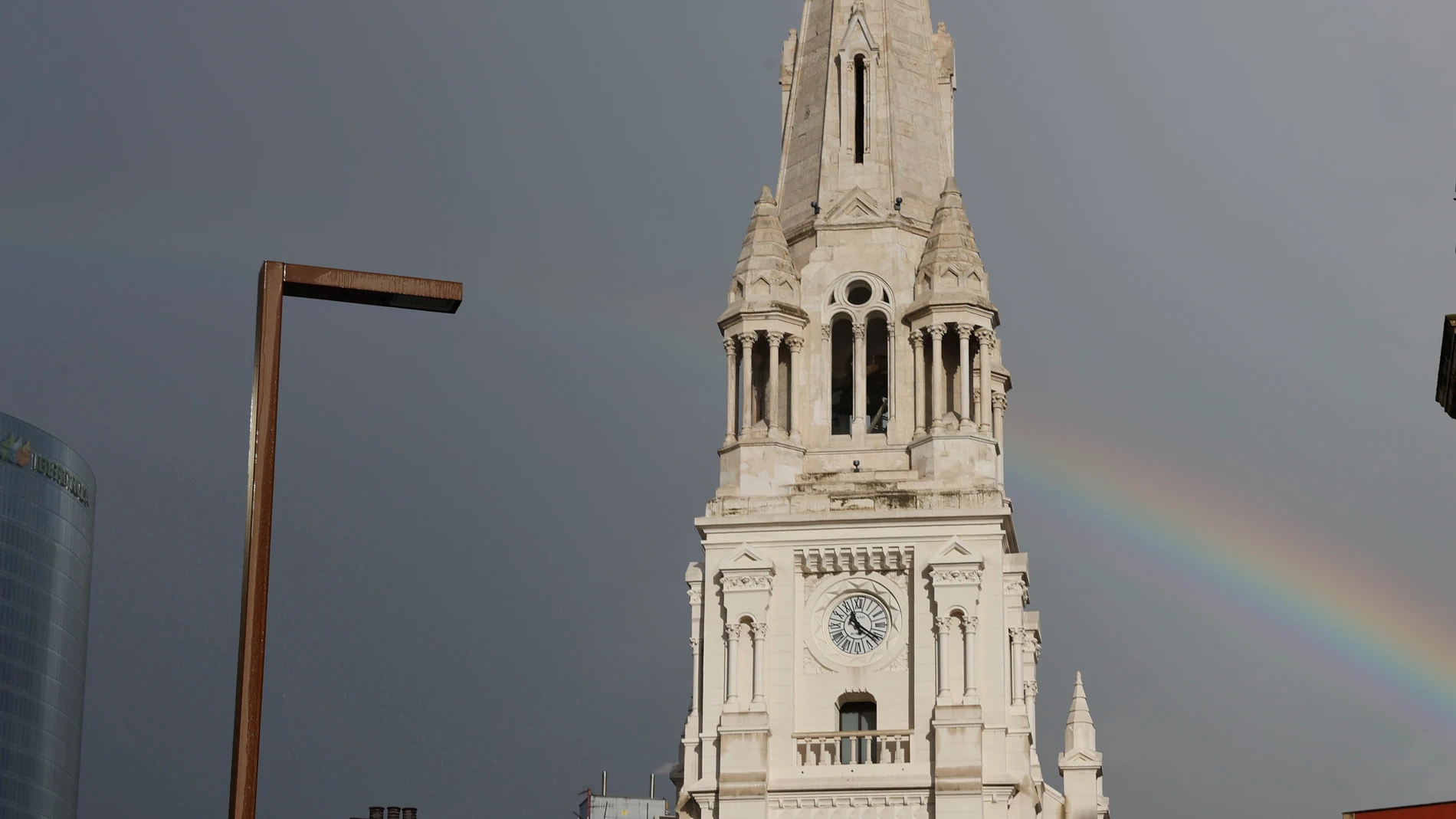 Un arco iris en Bilbao este viernes. 