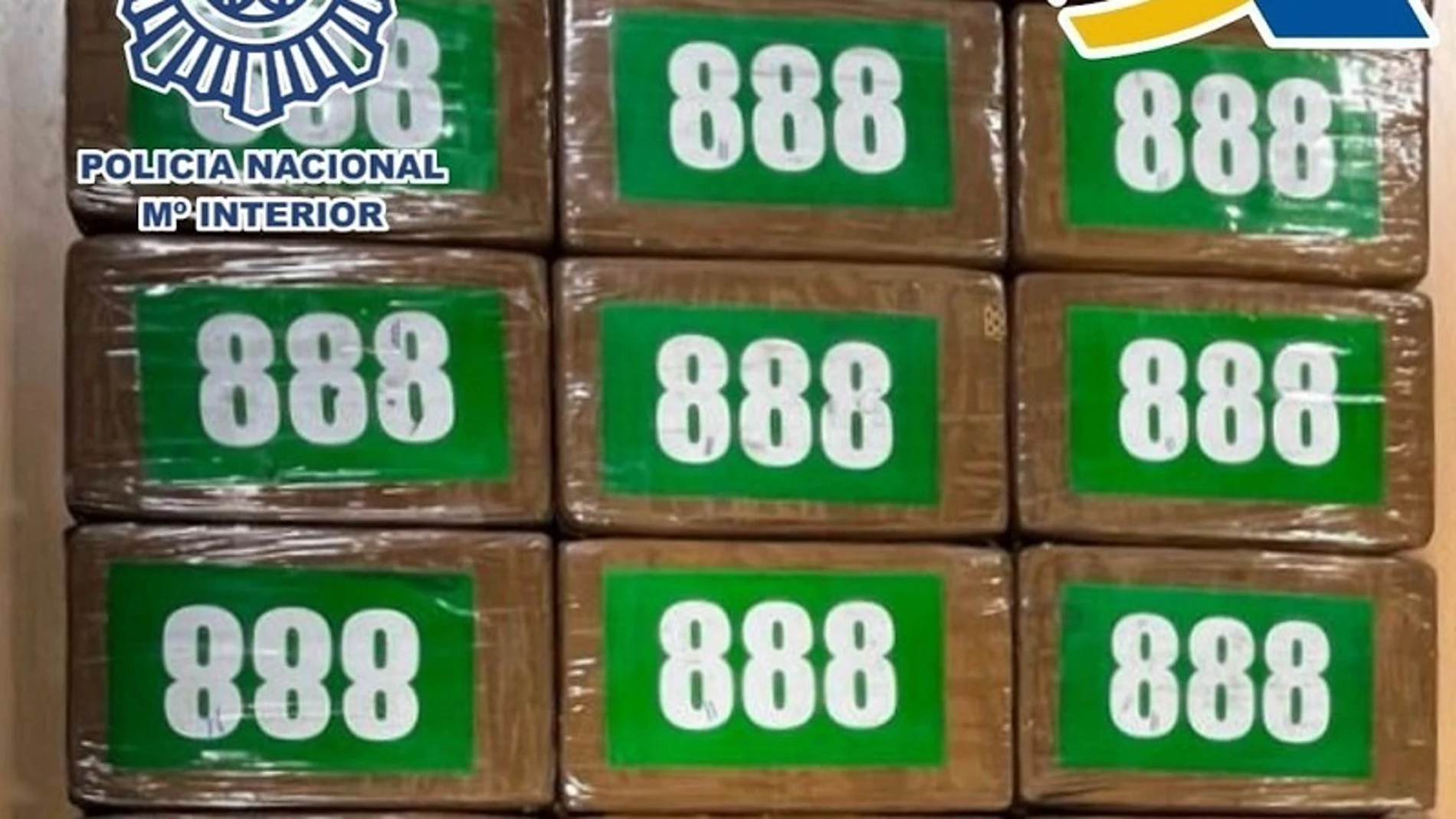 La droga se encontraba oculta en un compartimento externo de refrigeración, figurando el logo “888” en los paquetes. 