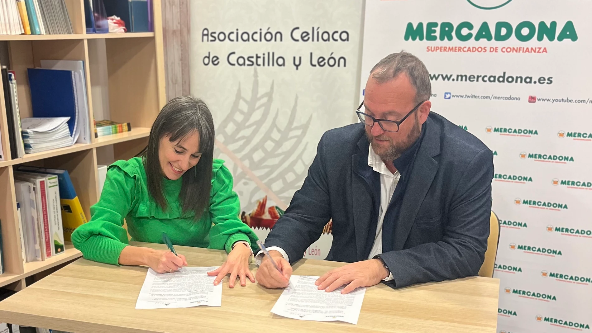 Patricia García y Julio Casado durante la firma del convenio