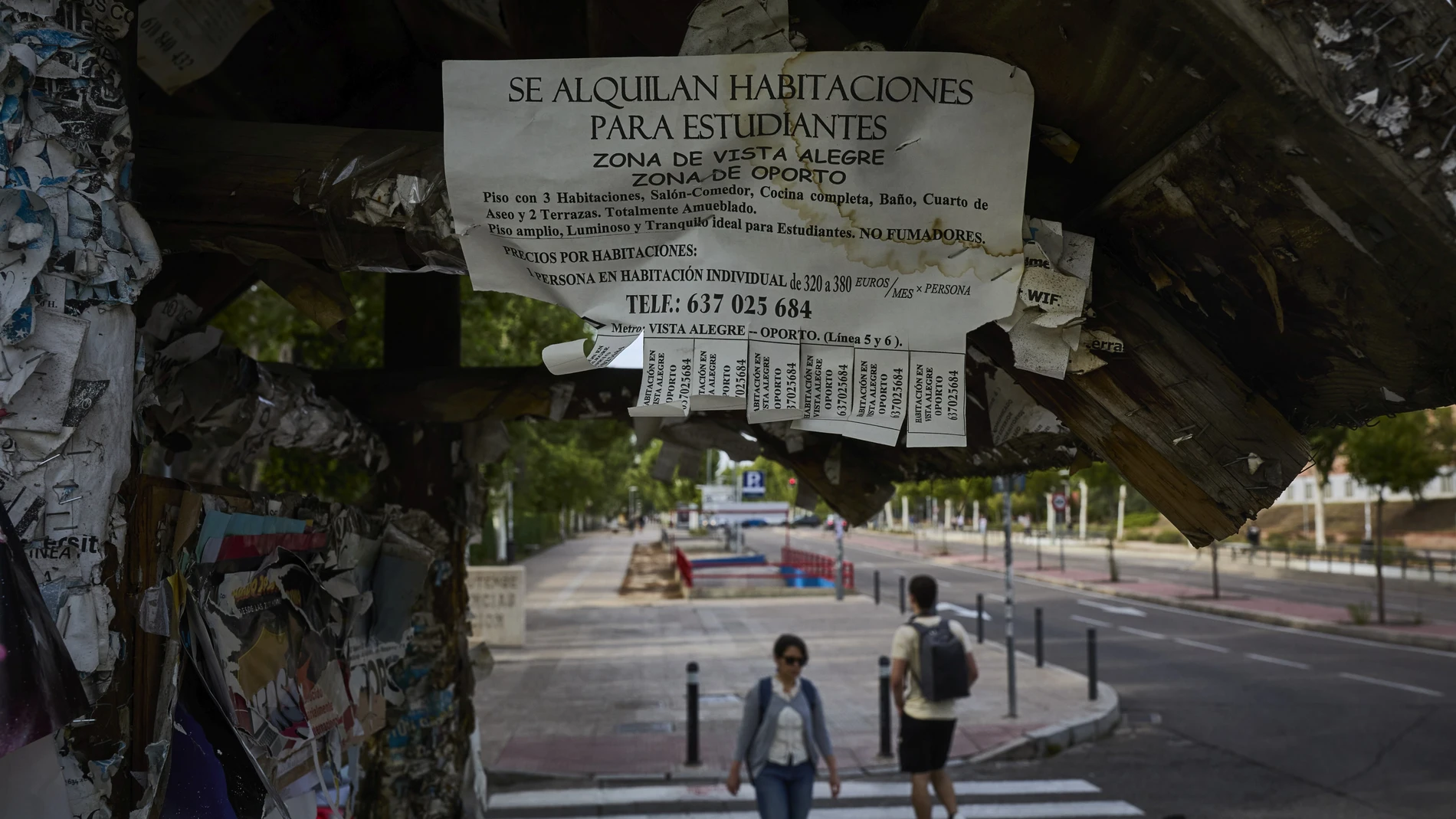 Carteles con ofertas de alquiler de habitaciones en Madrid. La subida de los precios del alquiler ha provocado el aumento de oferta de pisos compartidos para poder acceder a la vivienda debido a los sueldos bajos.