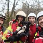 Rescatan a un cachorro atrapado en un río en Cantabria