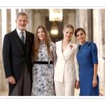  Felicitación navideña de la familia real en la que aparecen el rey Felipe VI (i) y la reina Letizia (d), la princesa Leonor (2-d) y la infanta Sofía (2-i). 