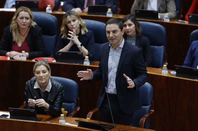  El portavoz del PSOE en la Asamblea de Madrid, Juan Lobato, interviene durante la sesión de control de la Asamblea.
