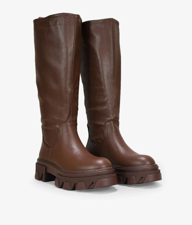 Botas marrones con suela track.