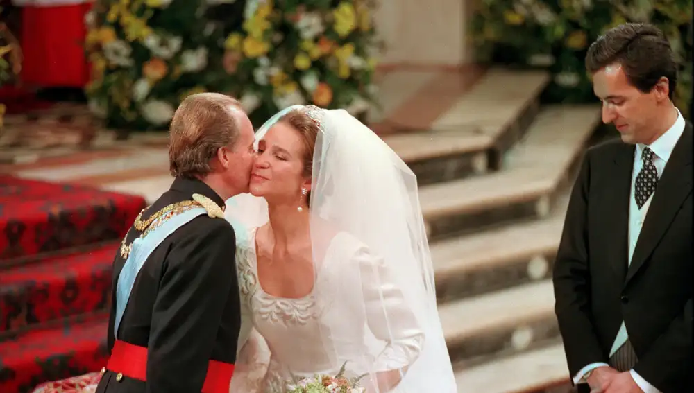 El rey Juan Carlos I besa a la infanta Elena durante su boda con Jaime de Marichalar