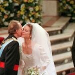 El rey Juan Carlos I besa a la infanta Elena durante su boda con Jaime de Marichalar