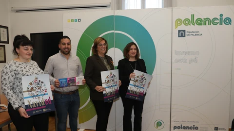 La presidenta de la Diputación, Ángeles Armisén(2D), acompañada del diputado de Turismo, Francisco Pérez, de la técnico de Turismo Monica Delgado(D); y de la educadora ambiental Marina Mielgo(I), presentan la programación de Turismo para esta Navidad