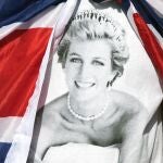 Tributos en memoria de la princesa Diana de Gales a las puertas del Palacio de Kensington en Londres (Reino Unido), 31 de agosto de 2017, cuando se cumplen 20 años desde la muerte de la princesa Diana de Gales, fallecida tras un accidente de tráfico en París en 1997.