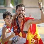 Álvaro Martín y María Pérez, dobles campeones del mundo de marcha en Budapest