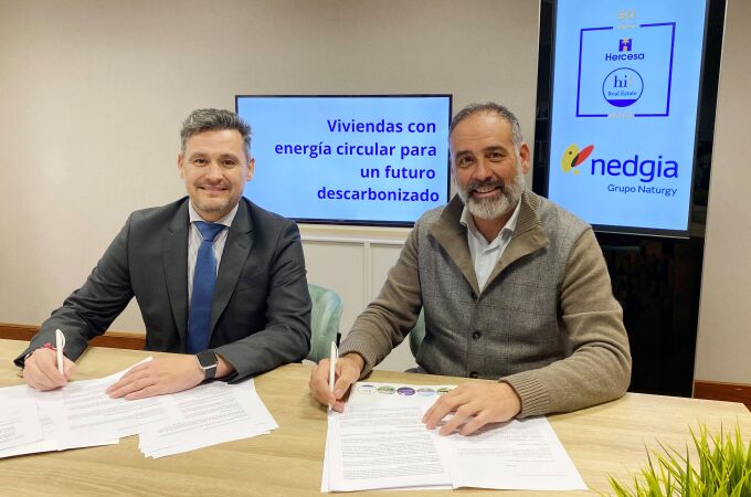 Raúl Suárez, consejero delegado de Nedgia y José Cercadillo de Hercesa | hi! Real Estate durante la firma del acuerdo