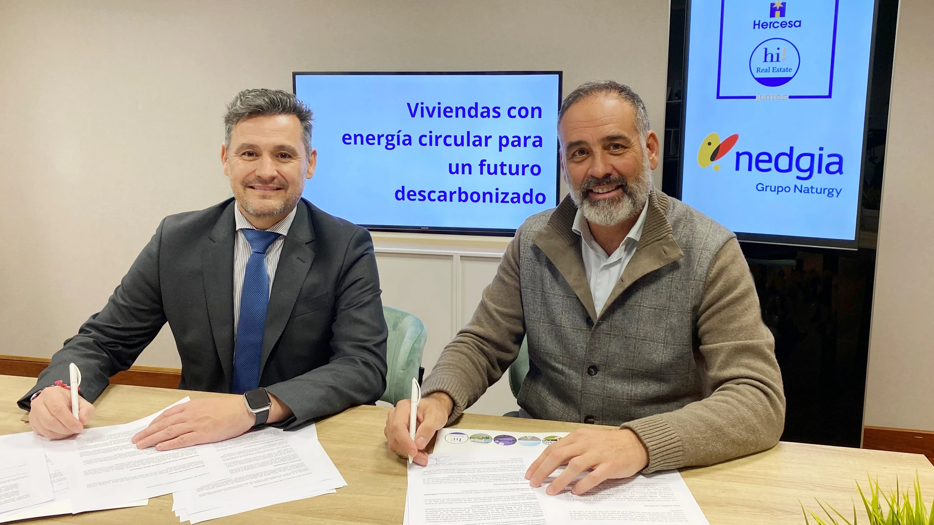 Raúl Suárez, consejero delegado de Nedgia y José Cercadillo de Hercesa | hi! Real Estate durante la firma del acuerdo