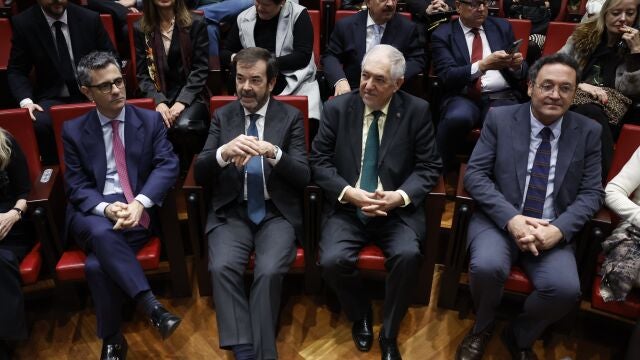 El ministro de Presidencia, Justicia y Relaciones con las Cortes, Félix Bolaños (i), el presidente del Tribunal Constitucional, Cándido Conde-Pumpido (2d), el presidente del Consejo General del Poder Judicial (CGPJ), Vicente Guilarte (2i), y el fiscal general del Estado, Álvaro García Ortiz (d), asisten a la entrega de los XVIII Premios anuales del Observatorio contra la Violencia Doméstica y de Género este viernes en Madrid. 