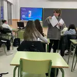 La profesora de Matemáticas Irene Cabrerizo Palomo entrega una prueba a alumnos de 4º de la ESO