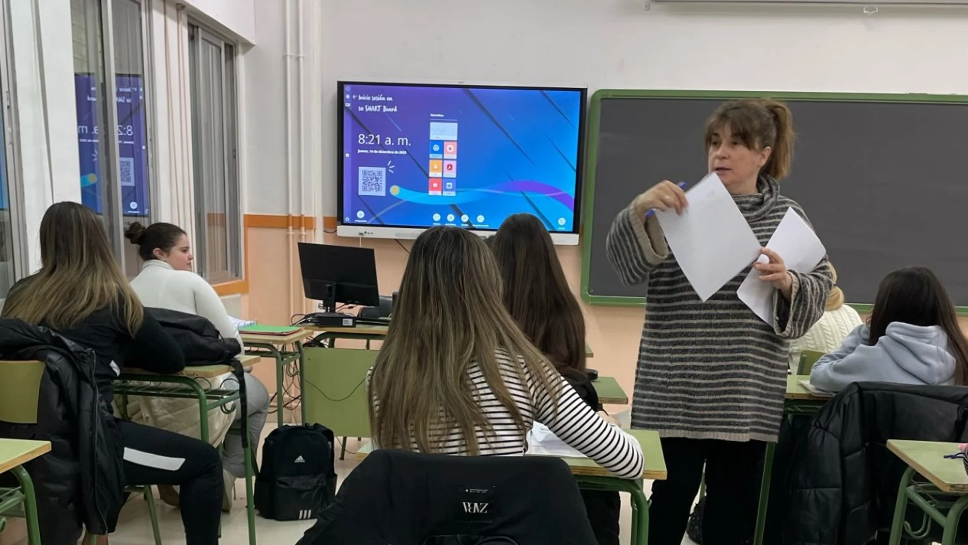 La profesora de Matemáticas Irene Cabrerizo Palomo entrega una prueba a alumnos de 4º de la ESO
