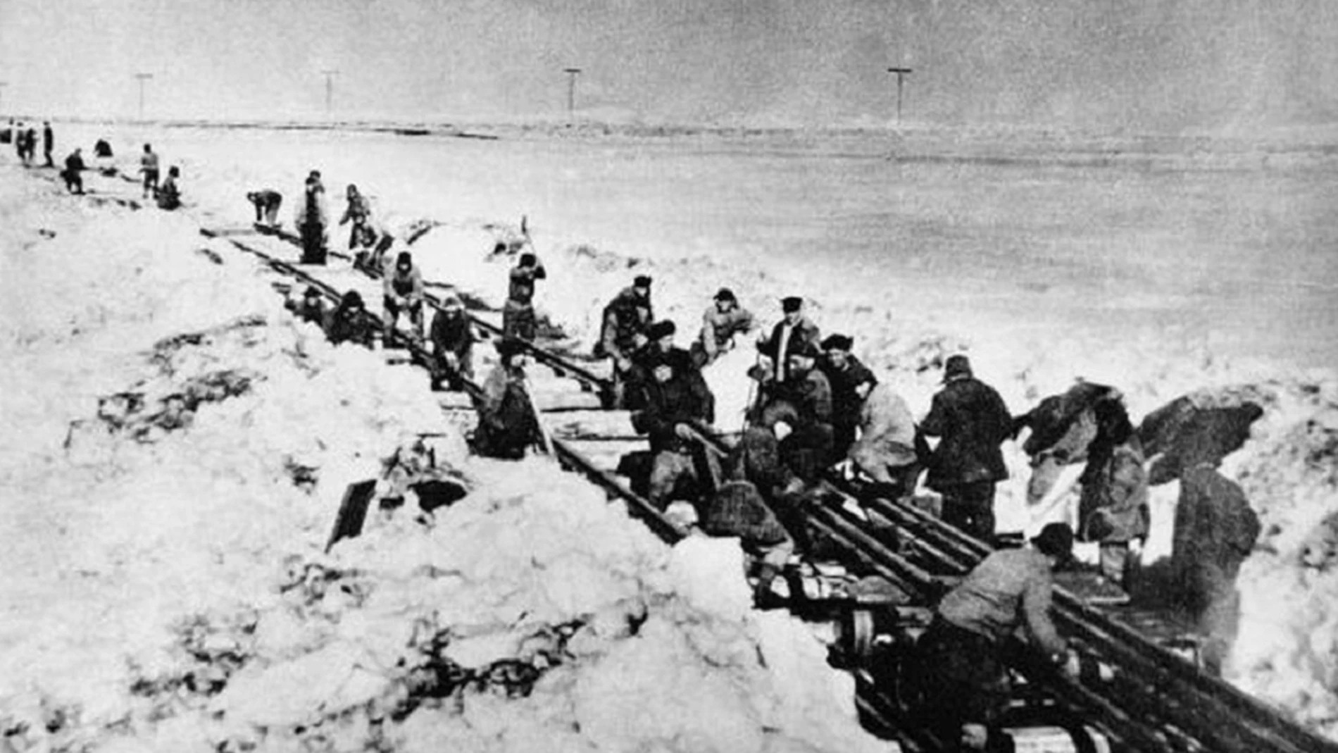 Prisioneros de uno de los gulag construyen una línea de ferrocarril ( 1947)