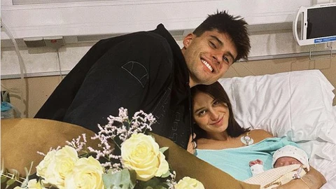 Javier Tudela con Marina Romero y su hija en brazos