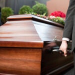 Al principio, Lewis negaba el asesinato de su madre, pero unos días antes del juicio cambió su versión