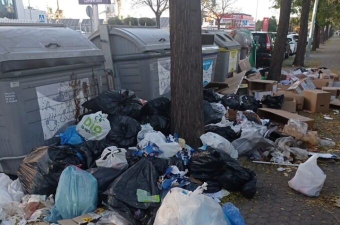 Bolsas de basura esparcidas en una calle de Sevilla