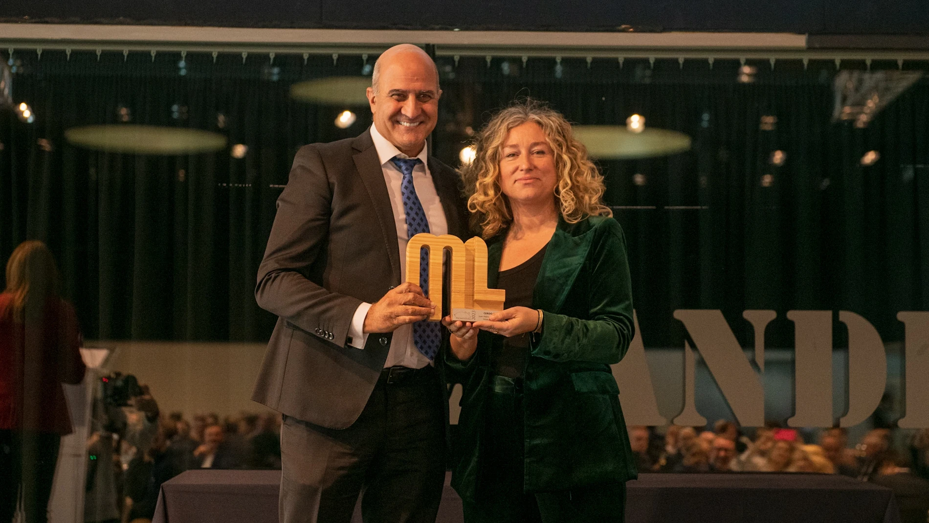 La vicepresidenta de Mercolleida y regidora de Cultura del Ayuntamiento de Lleida, Pilar Bosch, entregó el premio a Juan Pedro Florido