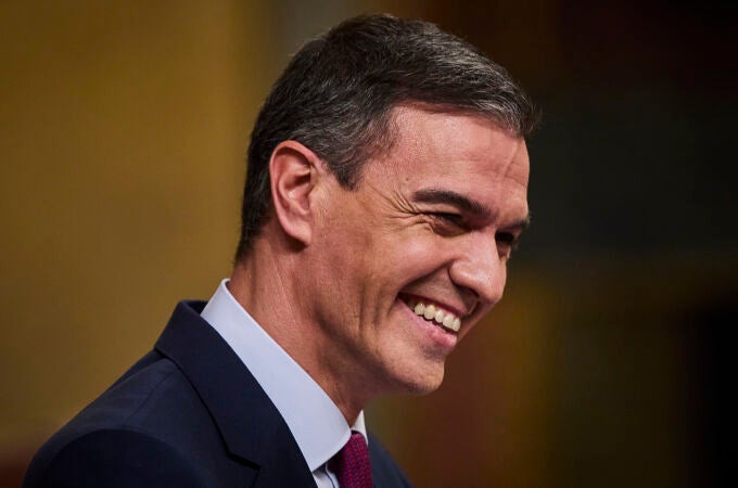 Pedro Sánchez se ríe durante el pleno de investidura en el Congreso de los Diputados.
